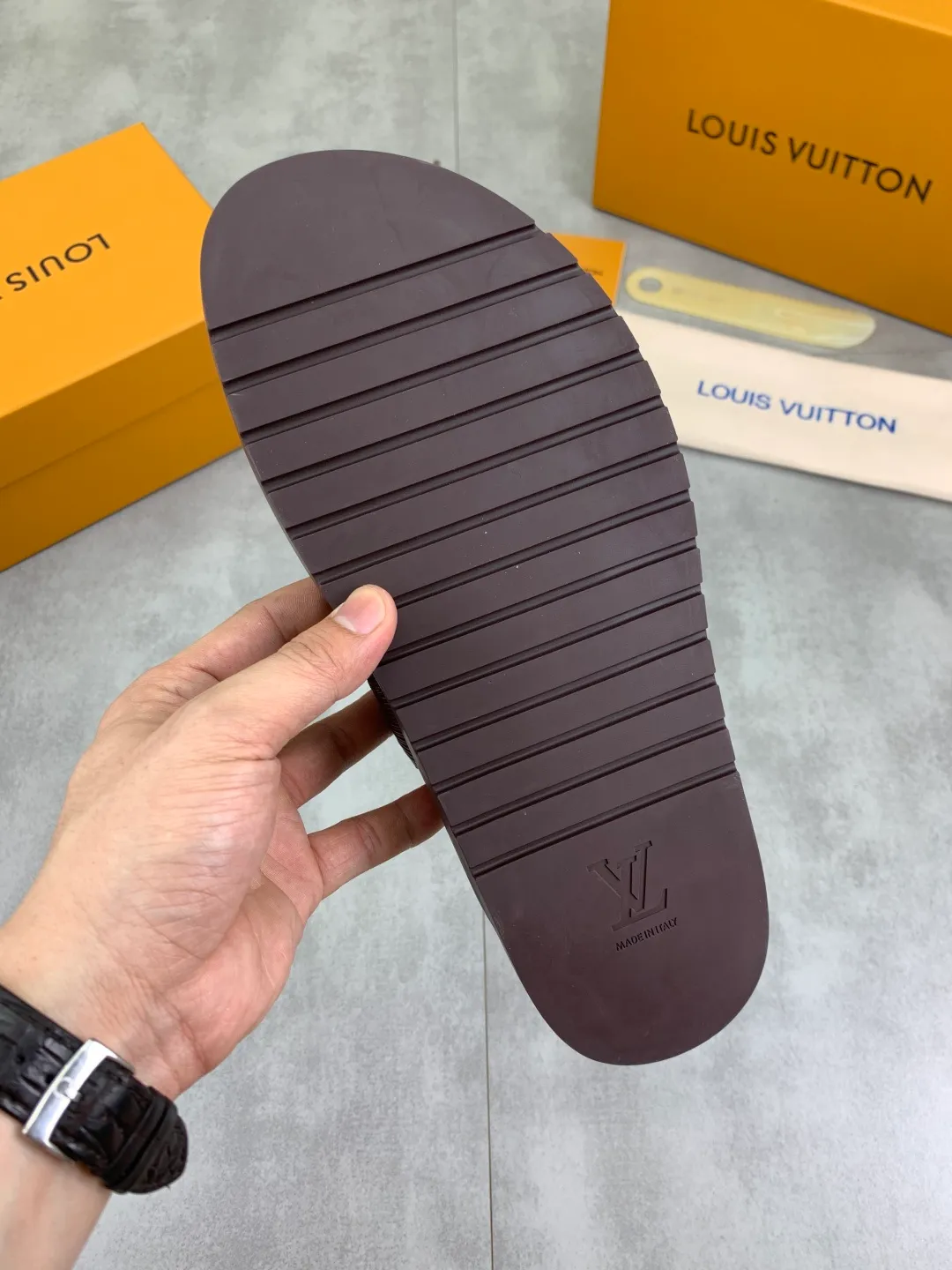 Men's shoes 💰P300💰【New style】🆘 Original quality 【LOUIS VUITTON】The popular Louis Vuitton LV men's slippers on the official website are on sale simultaneously! Original fabric imported from Italy, original factory special supply, code number: 38-44 (45 customized), many colors available